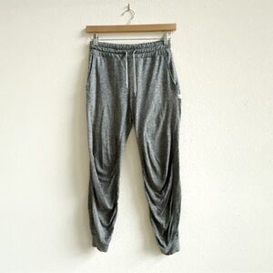 Vuori Women's Performance Jogger in a heathered gray color Size XS
